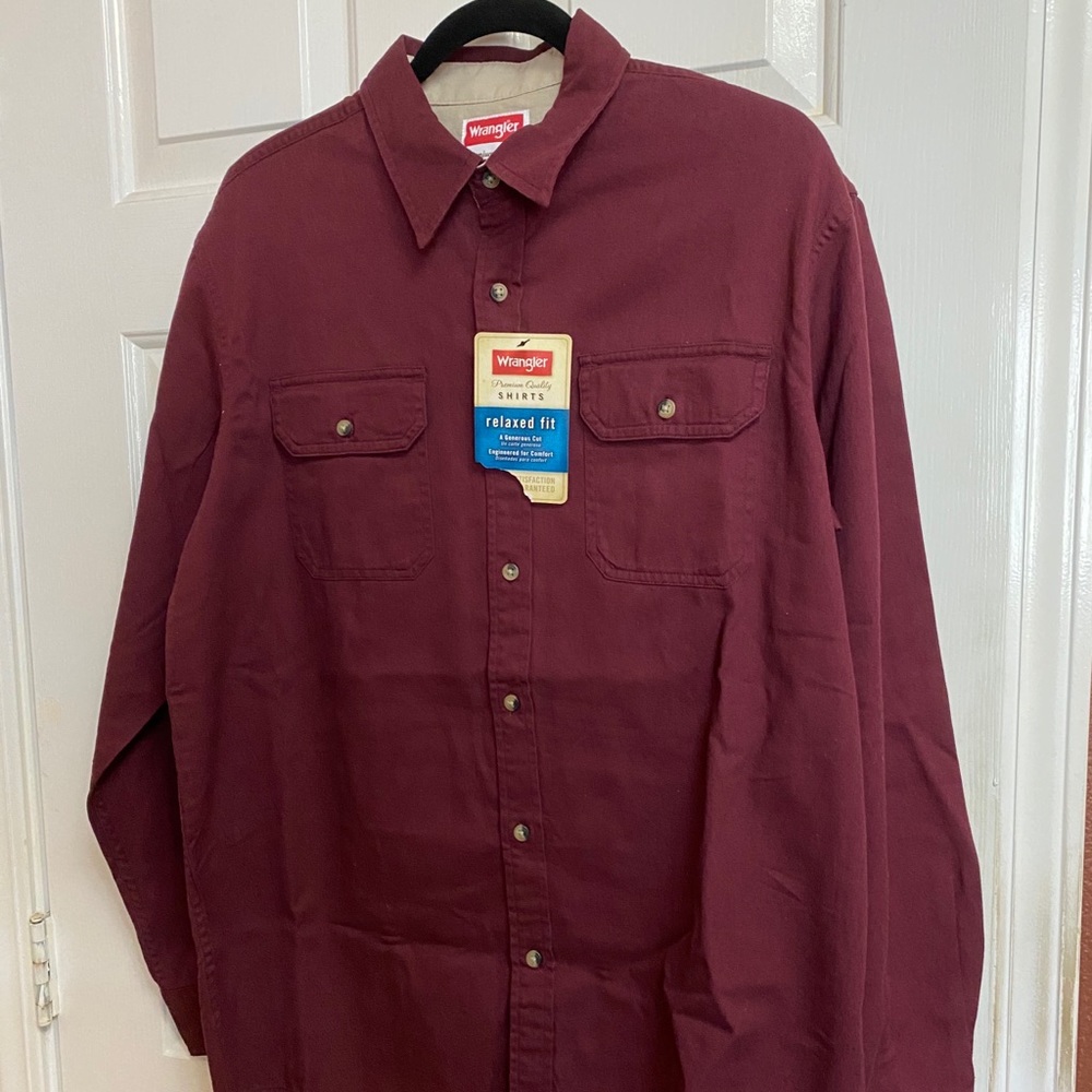 NWT: Wrangler Relaxed-Fit Shirt